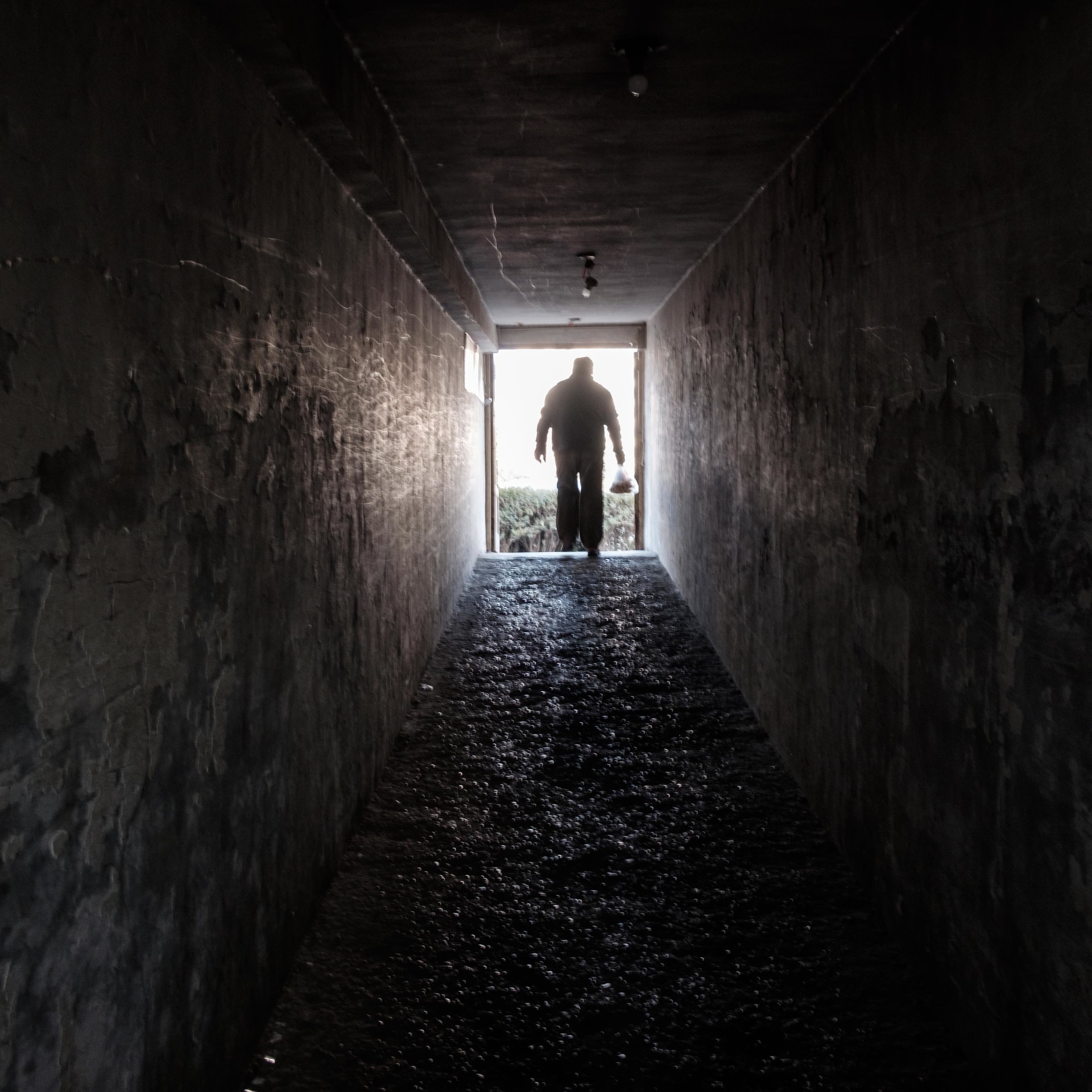 实拍住在防空洞内的北漂青年漫漫长夜最难熬