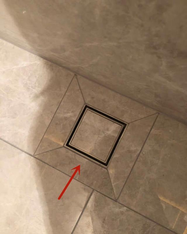 后悔没有在厨房装地漏了水管爆裂满地是水真是倒霉