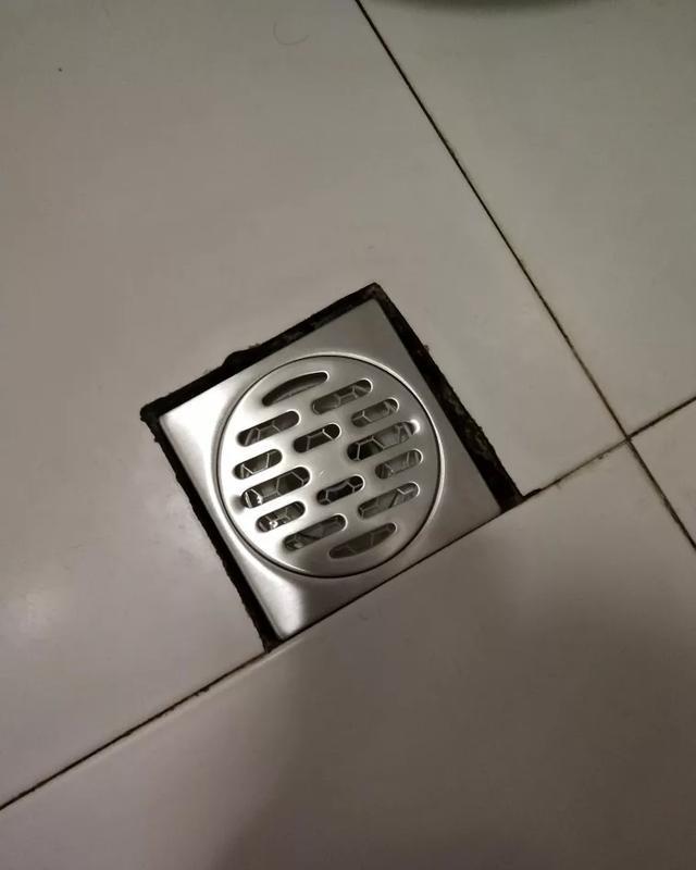 后悔没有在厨房装地漏了水管爆裂满地是水真是倒霉
