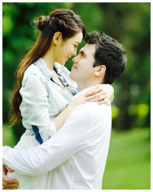 41岁官恩娜与法籍老公庆祝"木婚",重温结婚5年来的风雨历程