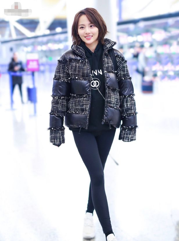 张嘉倪机场秀,香奈儿面包服搭"秋裤",脚上一双小白鞋就9800元