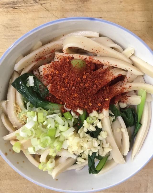 油泼面经常吃,削筋面吃过吗?口感非常劲道,吃一大碗太美了.