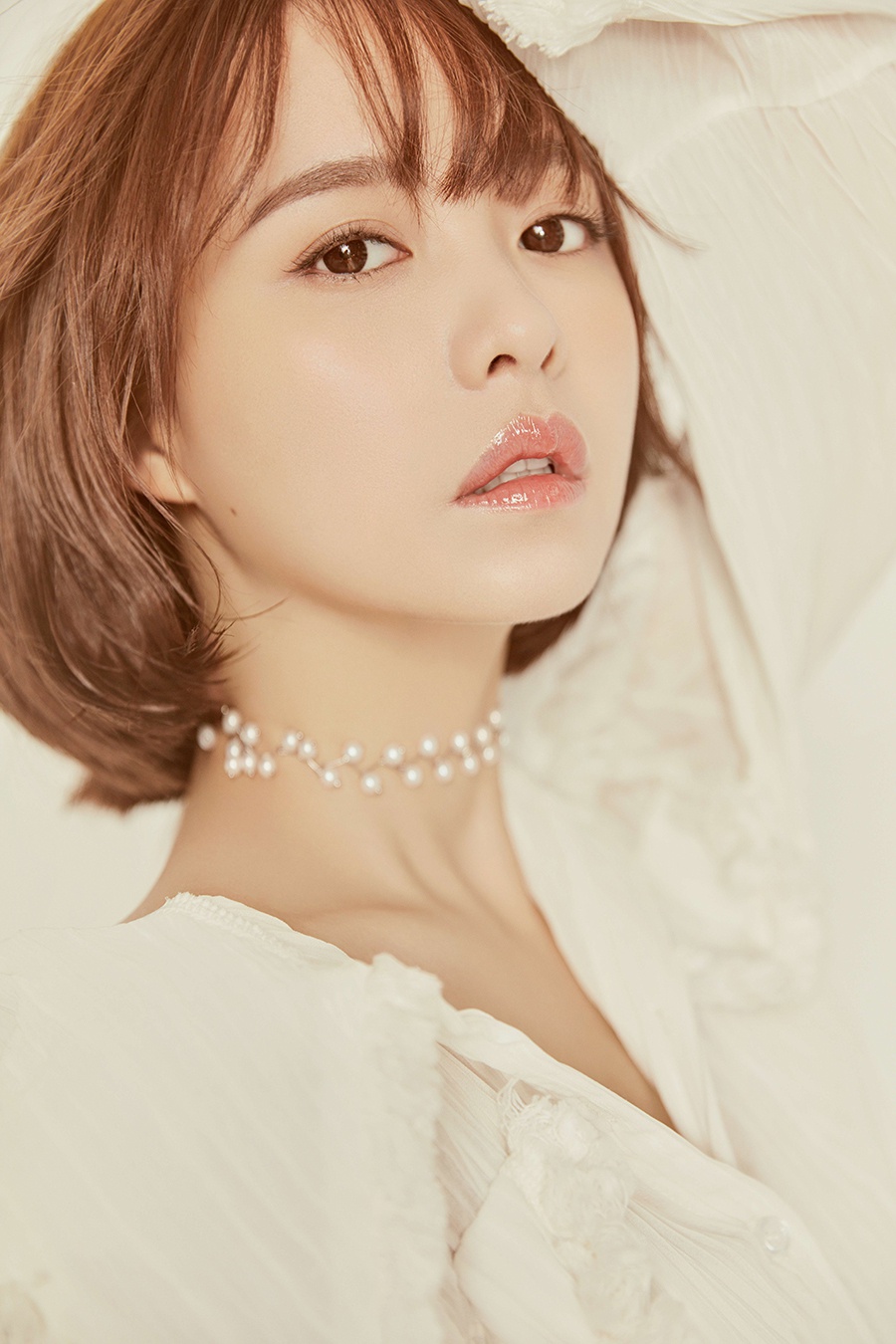 余心恬写真曝光,气质清新优雅展精致锁骨杀