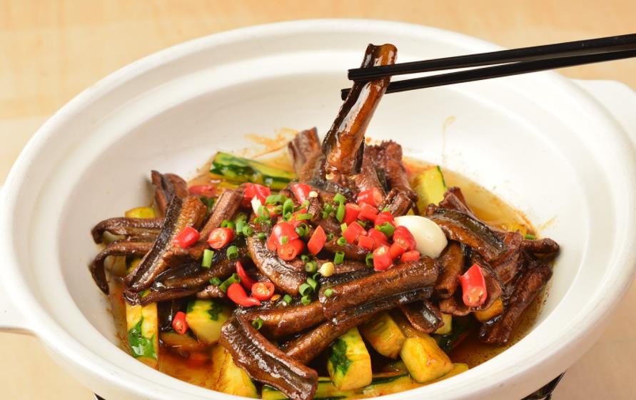 烧黄鳝时,千万别着急下锅炒,先做这一步,黄鳝没腥味,更加鲜嫩