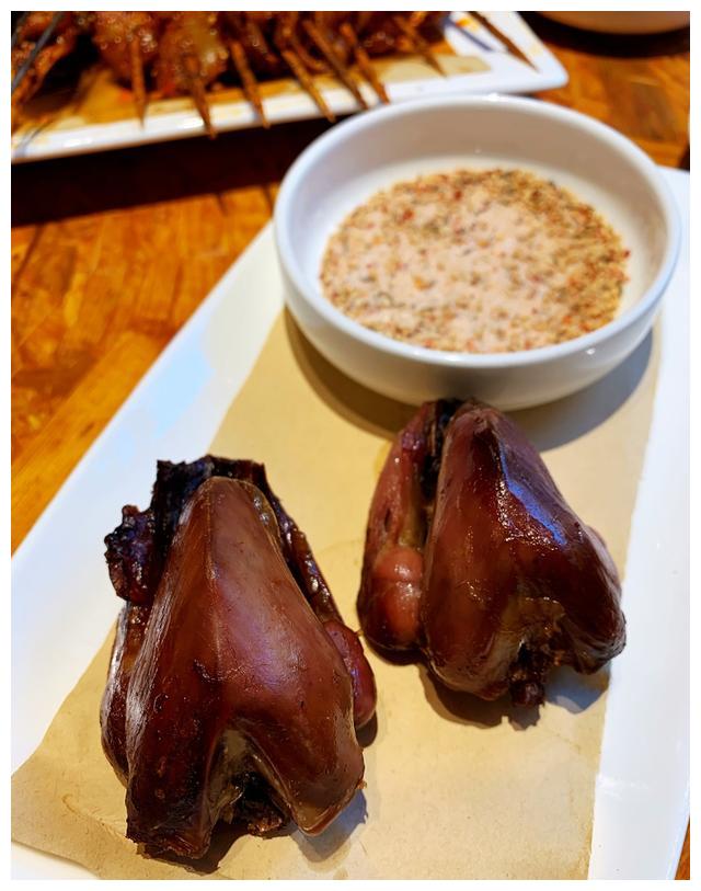 吊炉鹌鹑烤羊排外皮烤得焦香酥脆,撕开以后,肉质嫩得多汁儿,配着小酒