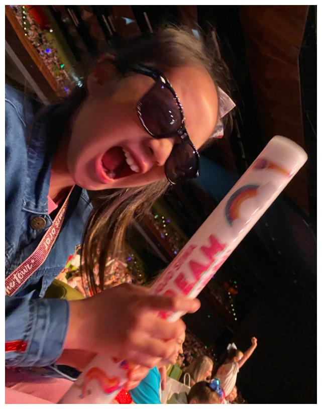 吴尊带女儿看她偶像的演唱会neinei的反应像极了追星的我