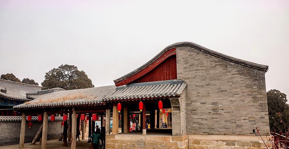 河北内丘:牛王庙戏楼由独台到剧场,有罩棚和音箱,现代剧场前身