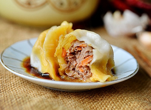 这么包牛肉胡萝卜馅饺子,鲜嫩多汁,好看好吃,孩子爱吃有营养