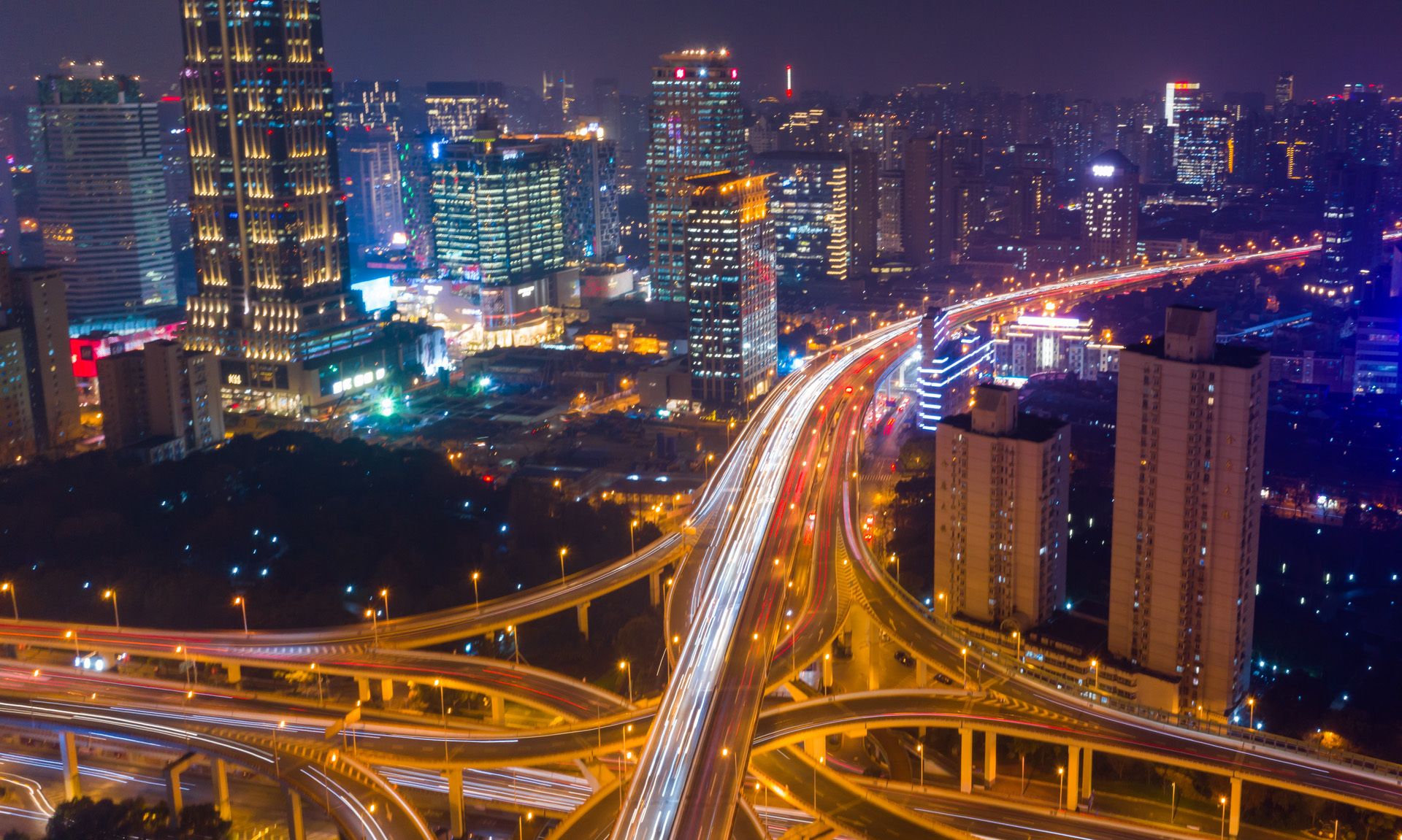 航拍上海延安东路立交桥夜景,高空俯瞰色彩斑斓,宛若金色巨龙
