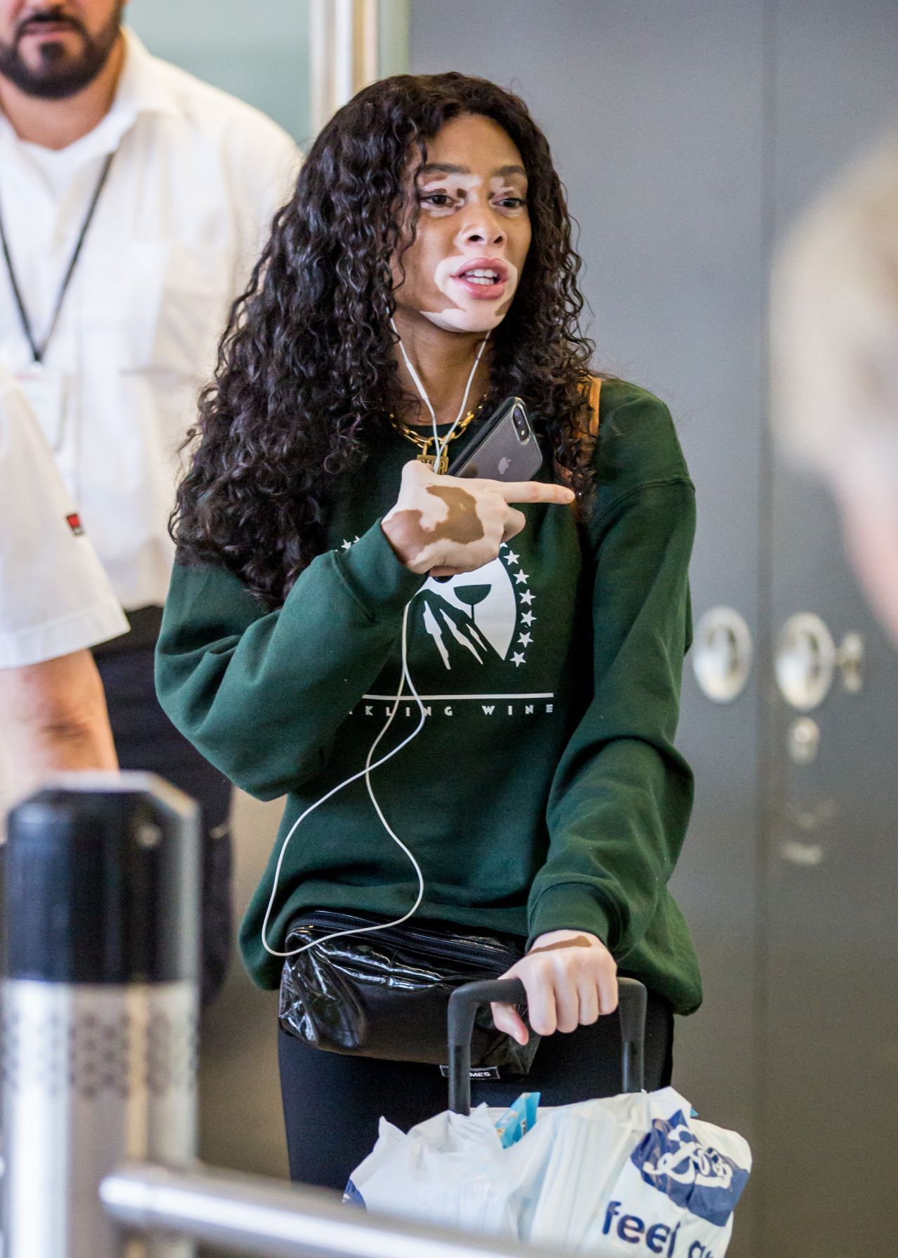 白癜风超模温妮·哈洛素颜现身机场,网友:自信的女孩最美丽!