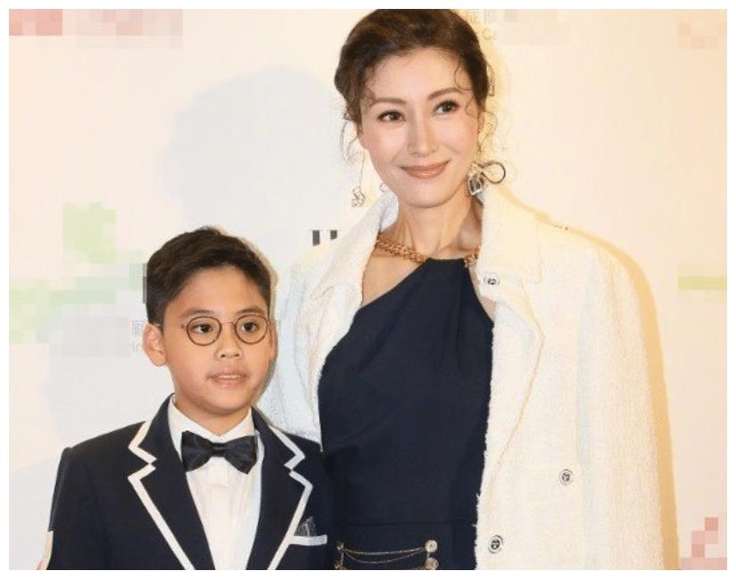 李嘉欣儿子长开啦,完美遗传父母高颜值,偶像剧继承人的脸没跑了