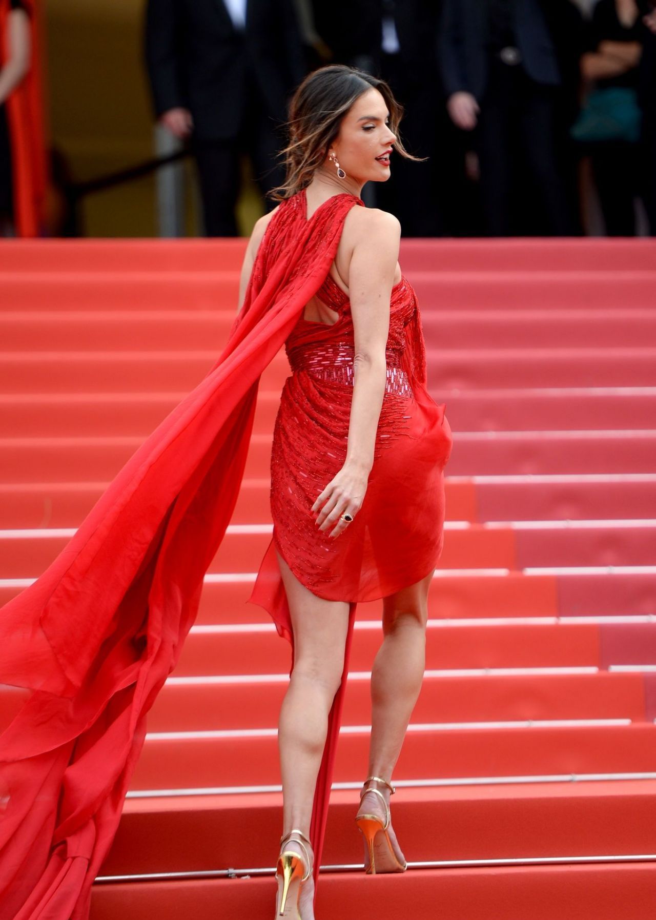 巴西超模亚历山大安布罗休红色长裙参加电影节走红毯