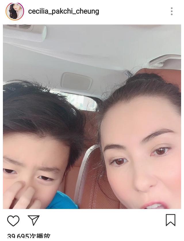 张柏芝带儿子们购物看电影，路途遥远又堵车Lucas一脸不悦