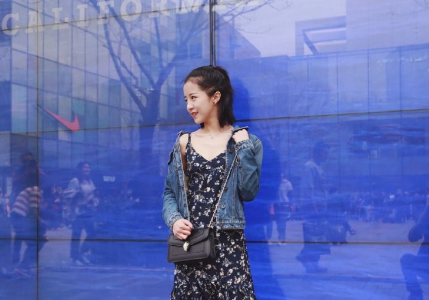 莉哥长相清纯甜美~这腿真的可以玩一年啊~穿起了泳装的莉哥身材真的