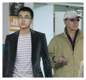 59岁李幼斌二婚娶小13岁娇妻 “亮剑”爆红后抛妻弃子现送车送房