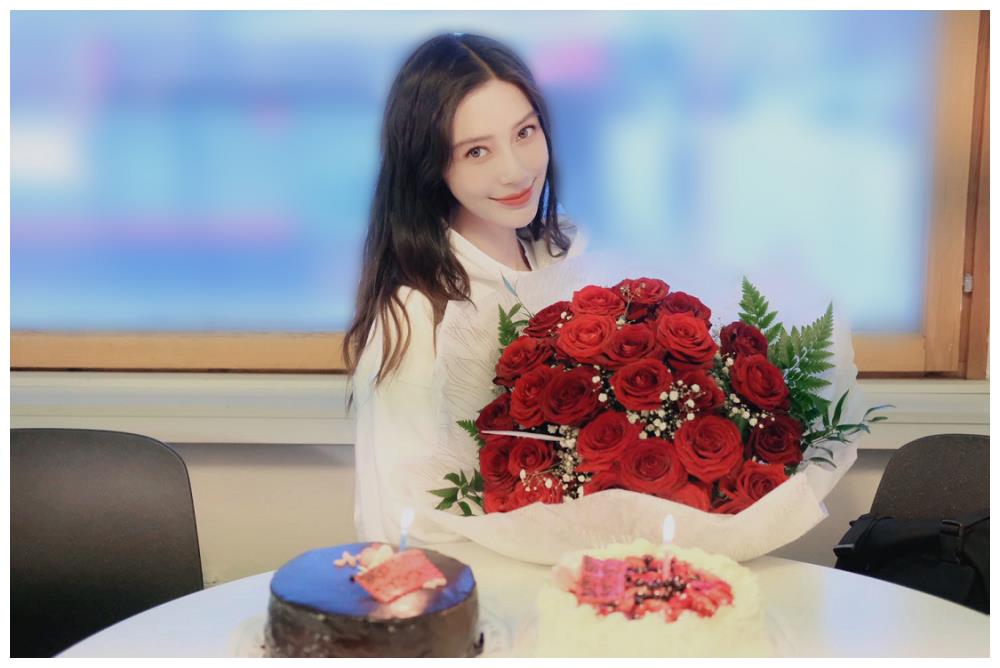 杨颖生日手捧玫瑰花甜笑,对着蛋糕许愿,满脸幸福仙气十足!