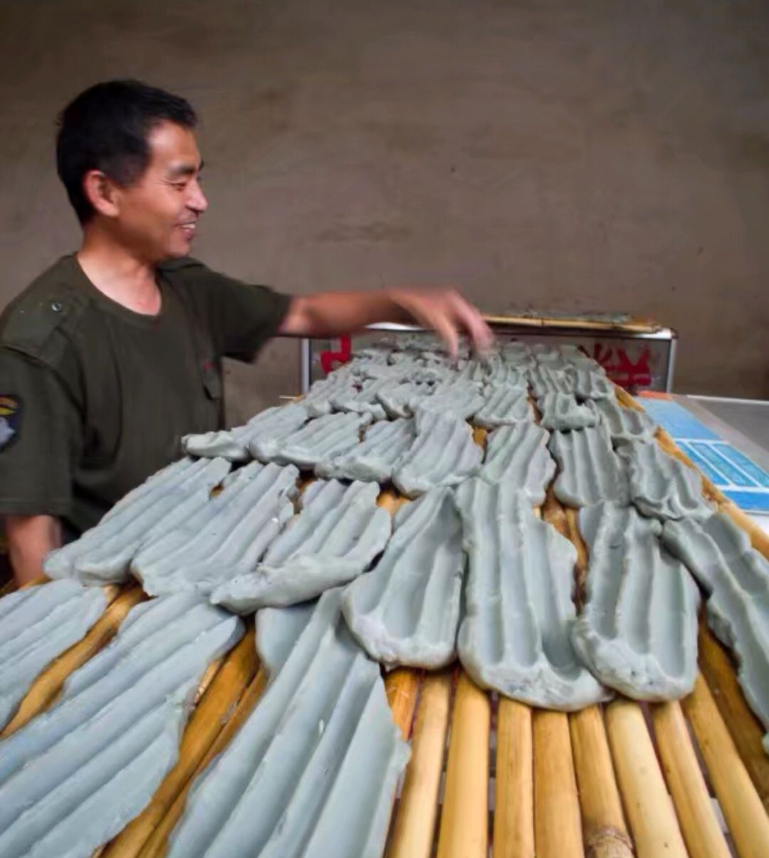 这道小吃,酸辣劲道,是夏天不可缺少的一道美食|扒糕|劲道|小吃_新浪