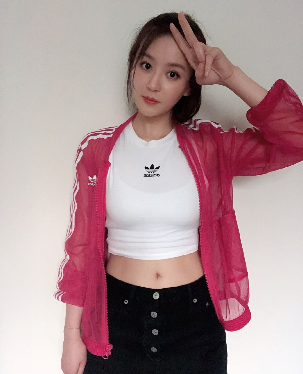 曾一萱是个清新靓丽的苗族姑娘一出道便给人留下深刻印象