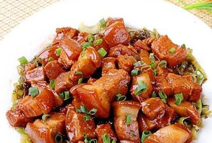 食材: 猪肉一斤(五花肉最合适),食用油,料酒,糖,鸡粉,蚝油,酱油,姜