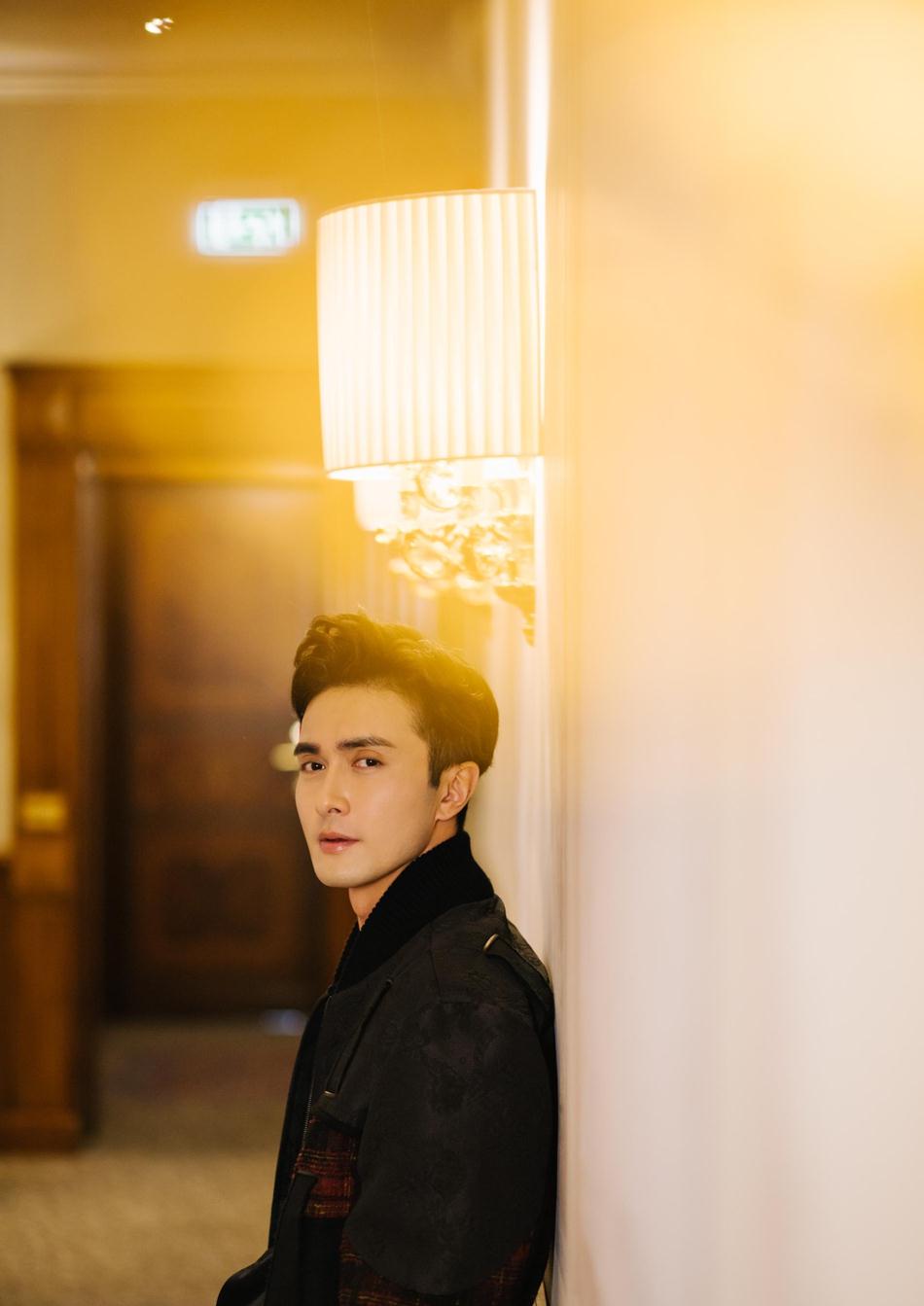 高伟光现身米兰时装周看秀轻松演绎慵懒时髦感