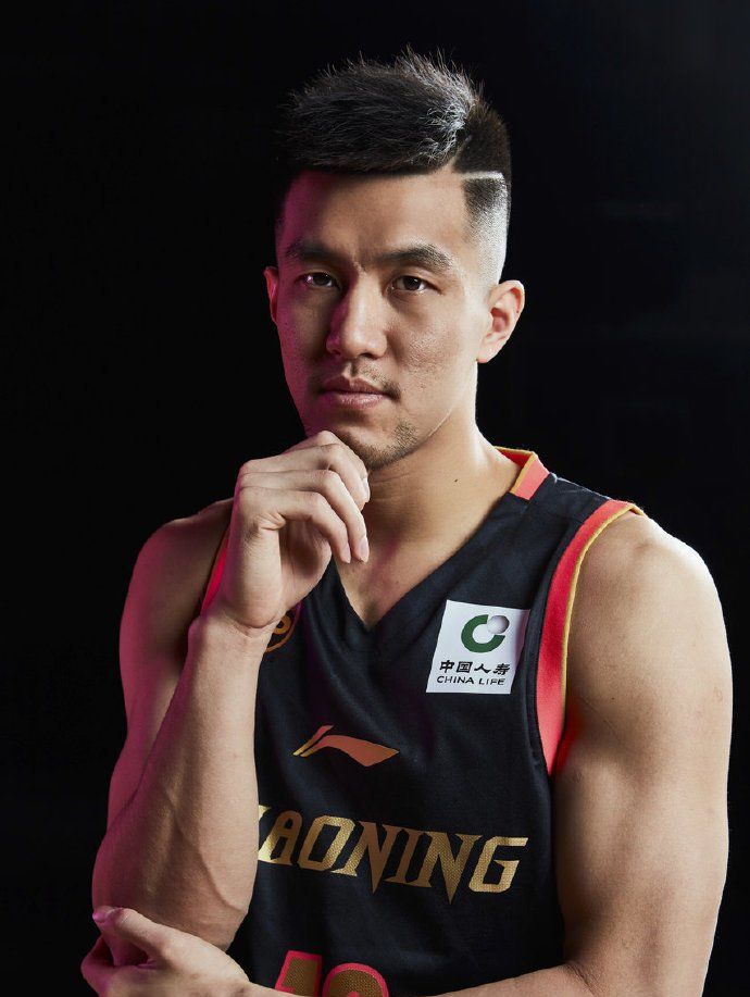 辽宁男篮冠军荣耀版球衣写真:郭艾伦蓄须更有味道,杨鸣为你比心