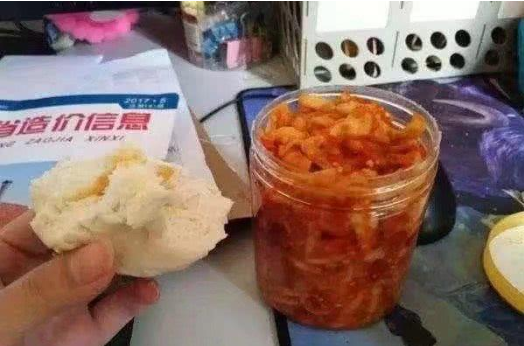 怎么证明自己"穷成狗"晒出"四菜一汤"网友:忍不住笑出猪叫声