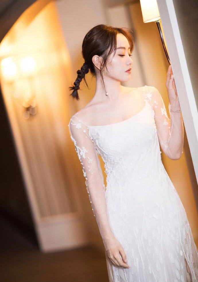 别再穿肉色丝袜了,学杨蓉裸腿搭"墨水裤",美得就像换了个人!