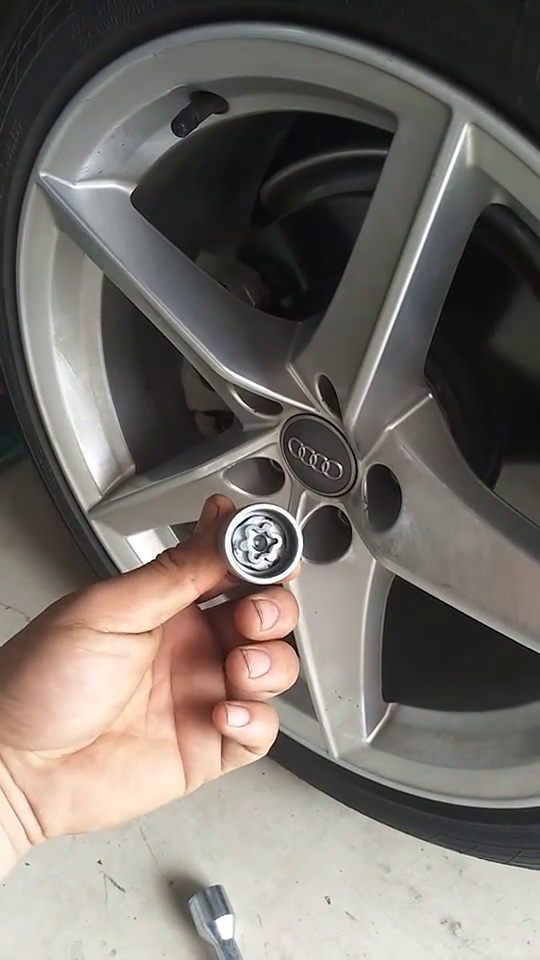 奥迪防盗螺丝果然是防车主,不防贼,这一幕开眼了