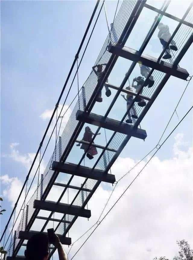 玻璃桥变成"走光桥",站在桥下一览无余,网友:记得以后穿裤子