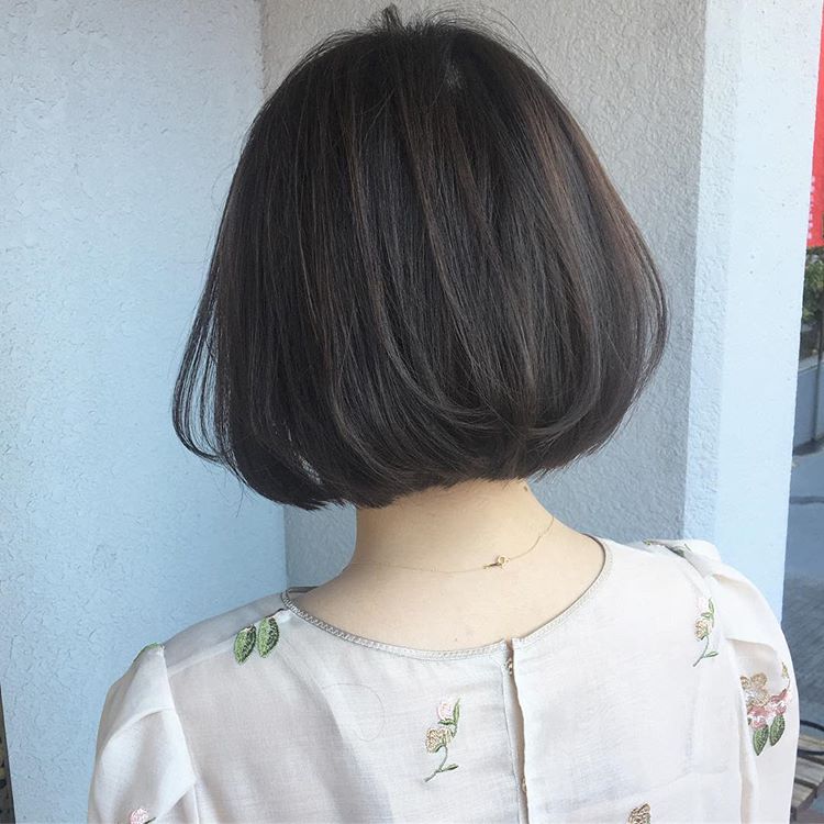 百搭的一刀切波波头,简单的发型,让你拥有不俗的时尚品味