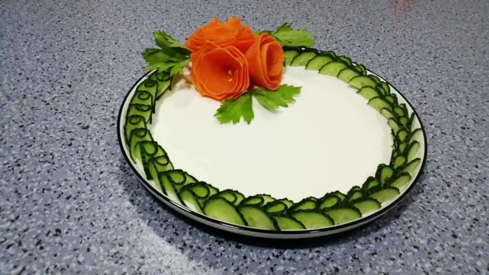 漂亮的雕花摆盘晚上加上配菜浪漫的晚餐