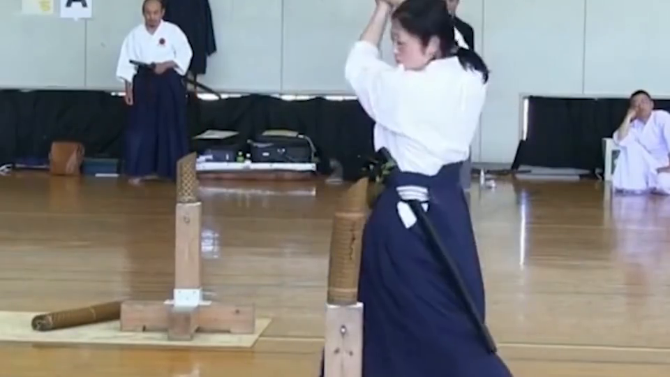 日本民间举办职业 居合斩争夺战 高手再现武士刀精髓