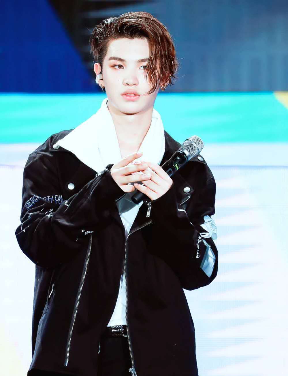 justin黄明昊卸妆后打63分小鬼卸妆后打97分而他给132分都嫌