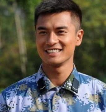 有种"整容"叫火蓝刀锋的鲁炎,如今穿上西装,帅成韩国欧巴