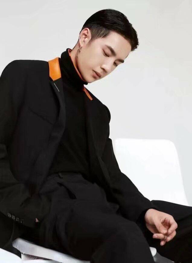 王一博"寸头照"曝光,颜值帅气迷人,网友:这是"漫画脸"吗?