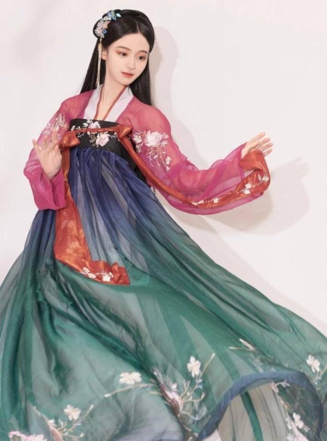 感君缠绵意,系在红罗襦.