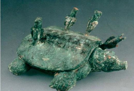 一老汉钓鱼钓出个铁王八,专家鉴定说这是宝贝啊,老