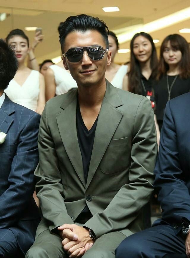 谢霆锋出席活动,太阳镜搭配大背头,男人味十足!