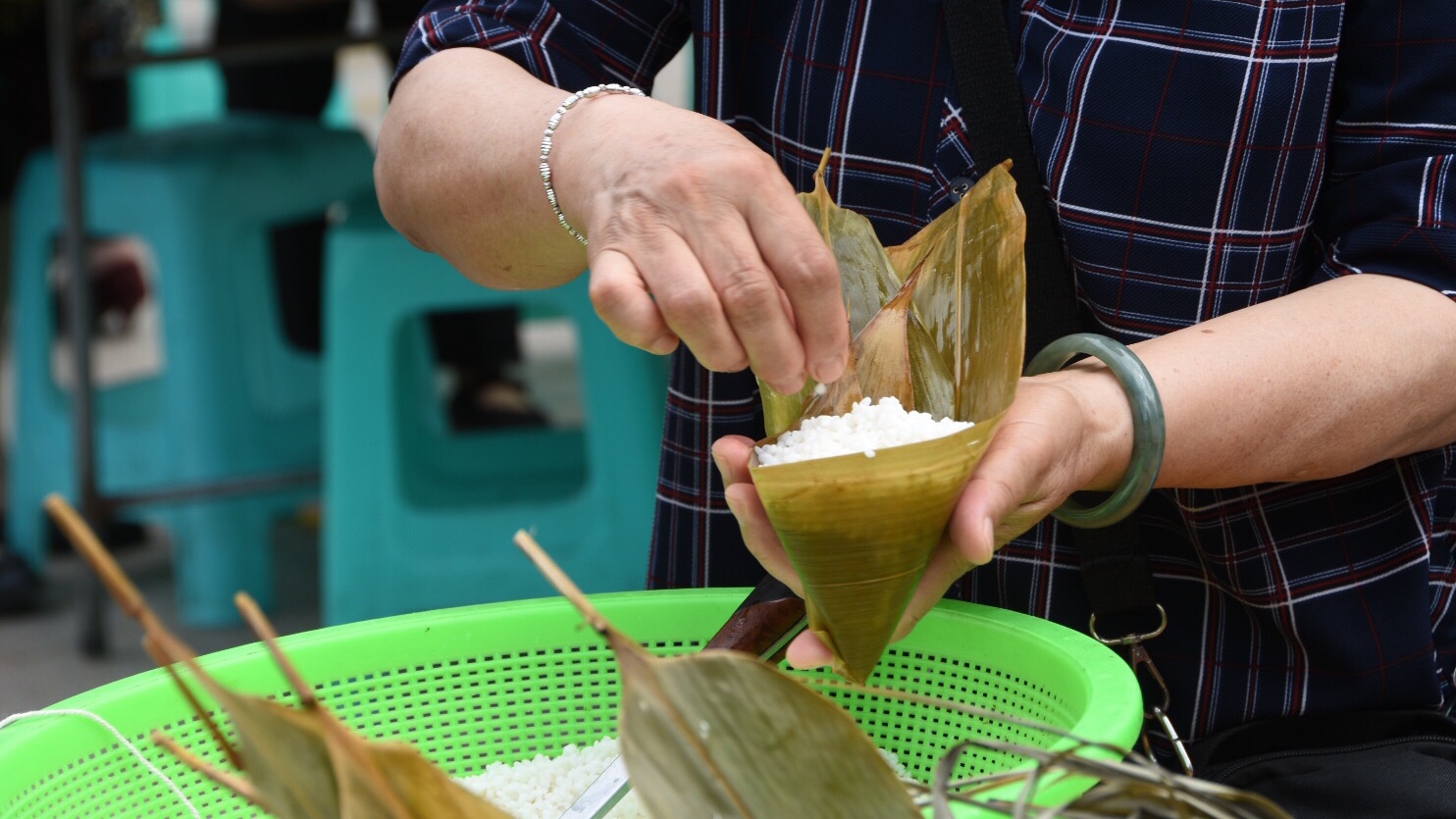 端午节包粽子