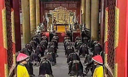 清朝的官员在跪拜皇帝前为何要甩两下袖子