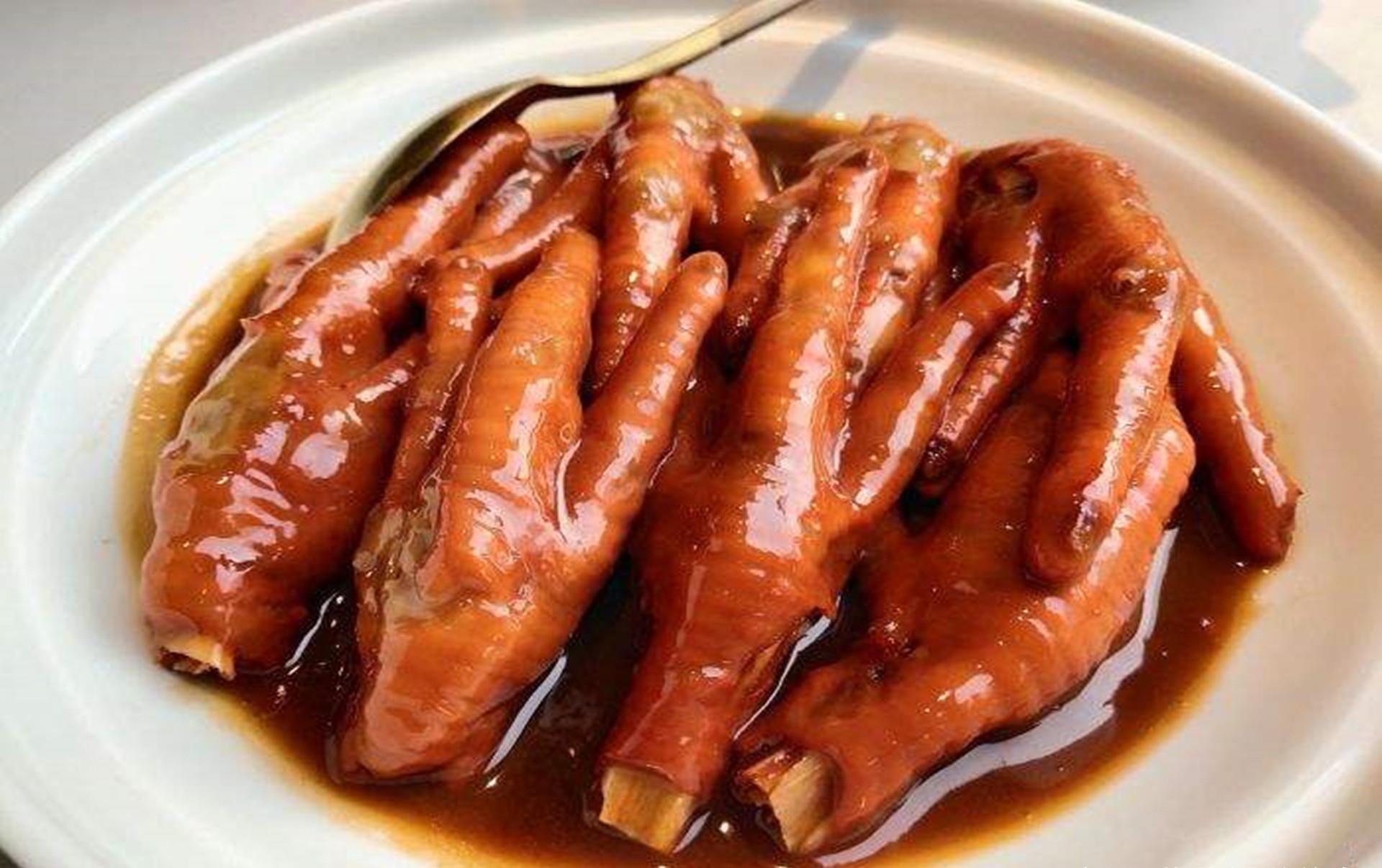 独特的酱鸡爪,质地软烂口味醇厚,老公说连吃一个星期也不会腻