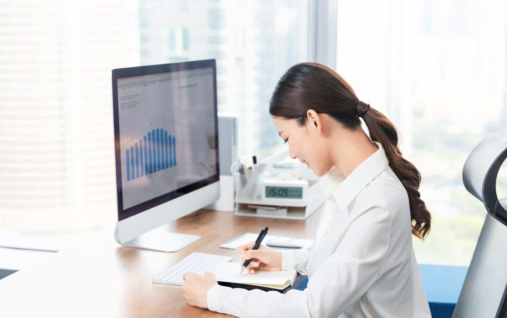 桌面太乱找不到资料返工回来的你该整理办公桌了