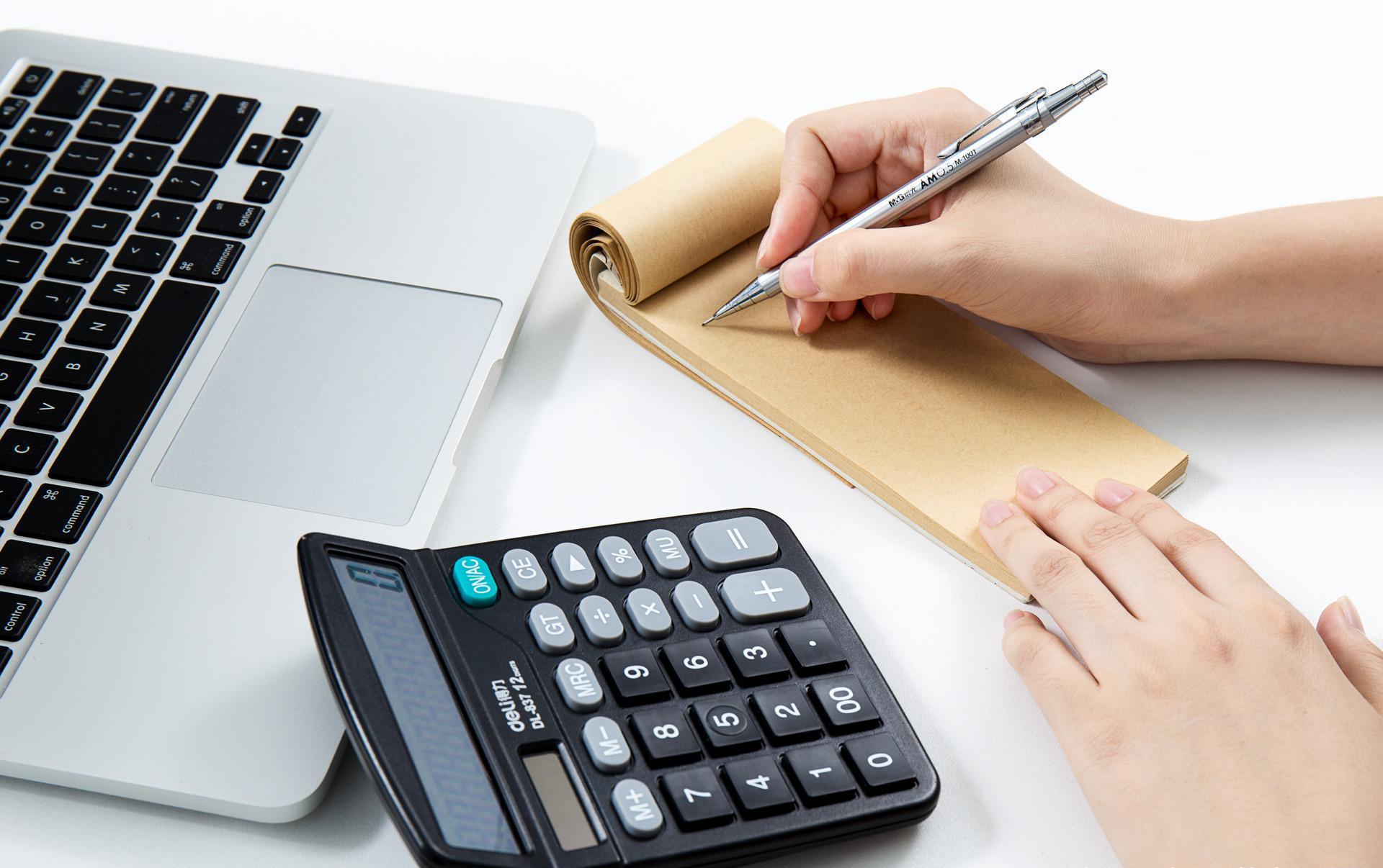 桌面太乱找不到资料返工回来的你该整理办公桌了