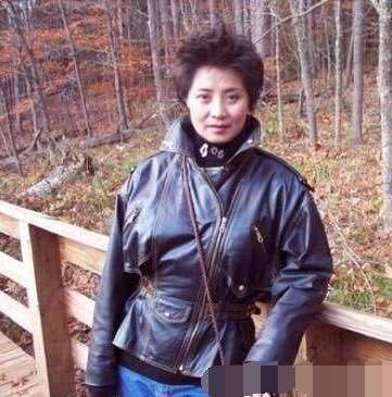 还记得风靡一时的公关小姐吗女一号萨仁高娃戏外也成女强人