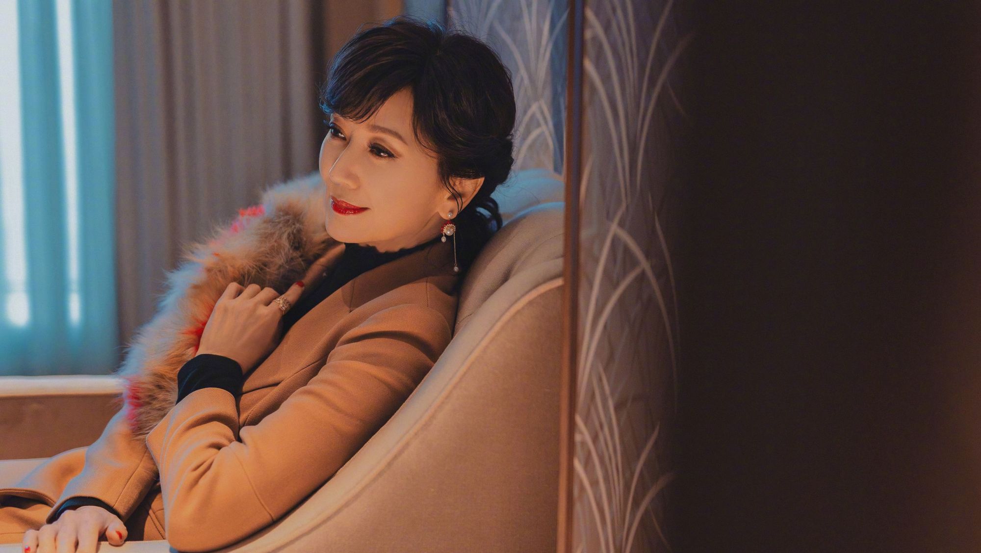 赵雅芝晒美照,驼色大衣搭配皮草元素,呈现前所未有的风韵与时尚