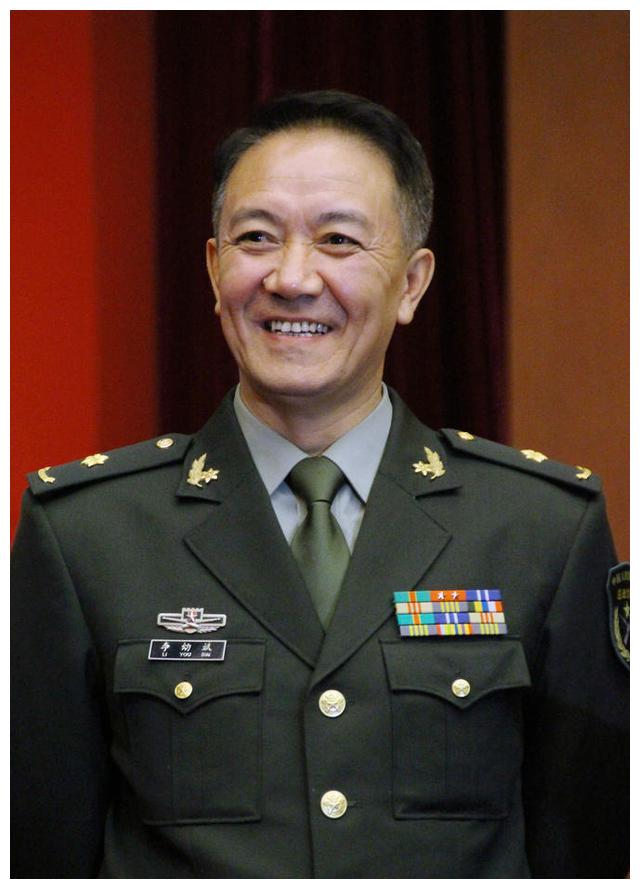 59岁李幼斌二婚娶小13岁娇妻 “亮剑”爆红后抛妻弃子现送车送房