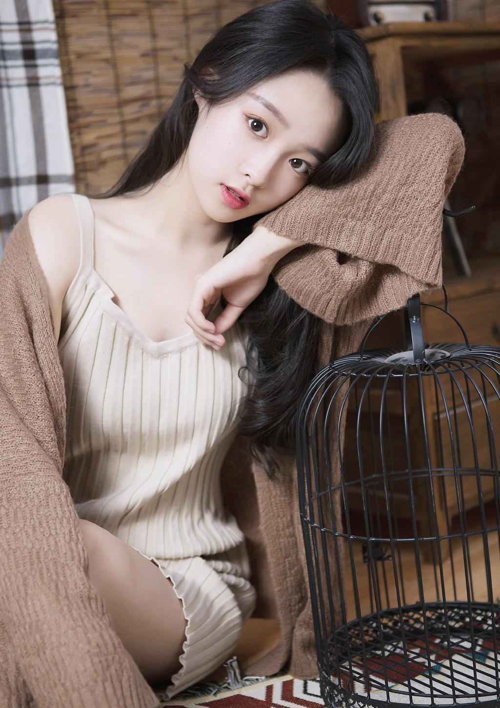 酥糖浅咖连衣裙,颜值上乘的美女,得到了他人照拂