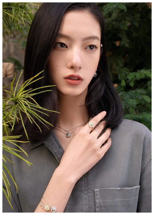 cici项偞婧亲自诠释高级感,黑色长裙优雅大方,身材好绝