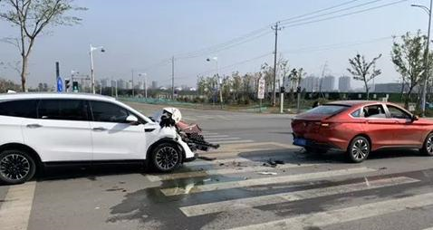 众泰君马S70撞上宝骏RC6，看到事故现场后，网友：谁也别笑谁