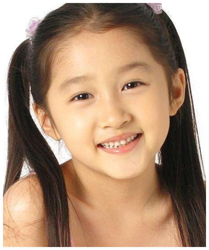 照片中,关晓彤身穿粉色毛衣,头扎双马尾,侧颜可爱.